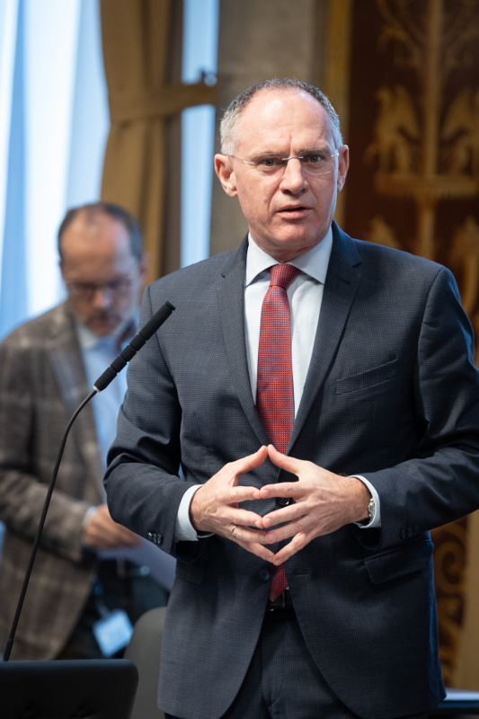 Auf der Regierungsbank Innenminister Gerhard Karner (ÖVP) am Wort