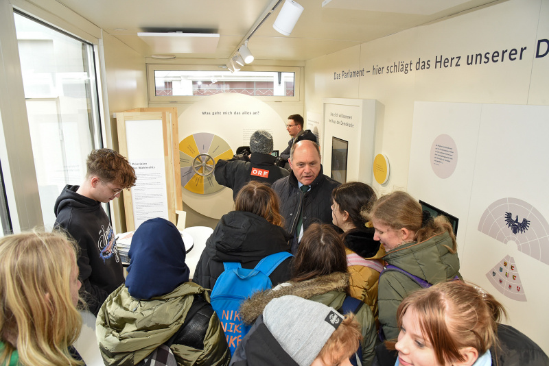 Nationalratsprasident Wolfgang Sobotka (ÖVP) mit Veranstaltungsteilnehmer:innen in der 'Parlament on Tour' - Ausstellung
