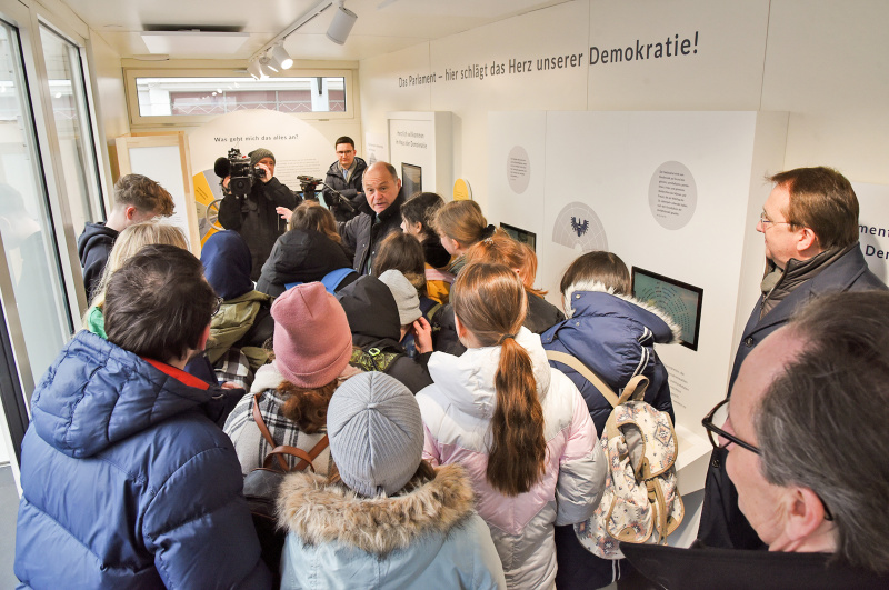 Nationalratsprasident Wolfgang Sobotka (ÖVP) mit Veranstaltungsteilnehmer:innen in der 'Parlament on Tour' - Ausstellung