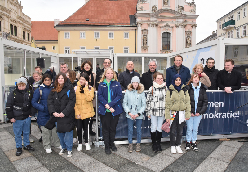 Gruppenfoto mit Veranstaltungsteilnehmer:innen
