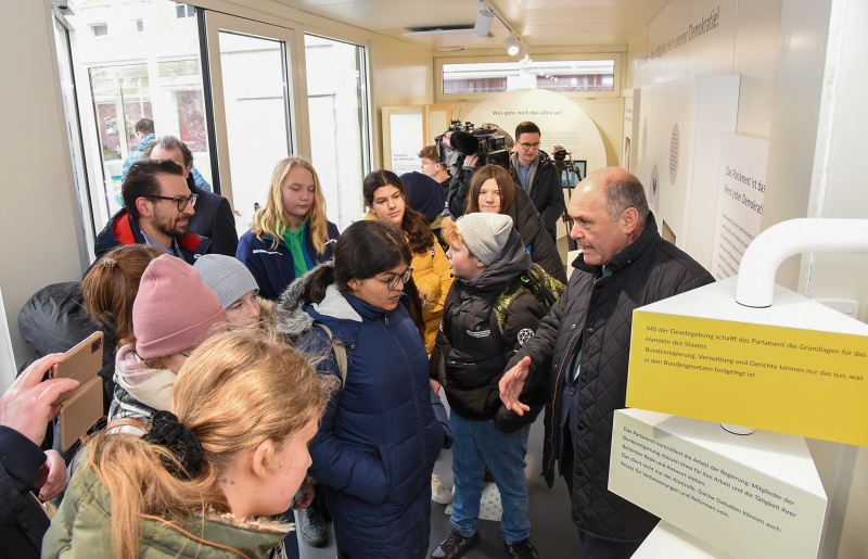 Nationalratsprasident Wolfgang Sobotka (ÖVP) mit Veranstaltungsteilnehmer:innen in der 'Parlament on Tour' - Ausstellung