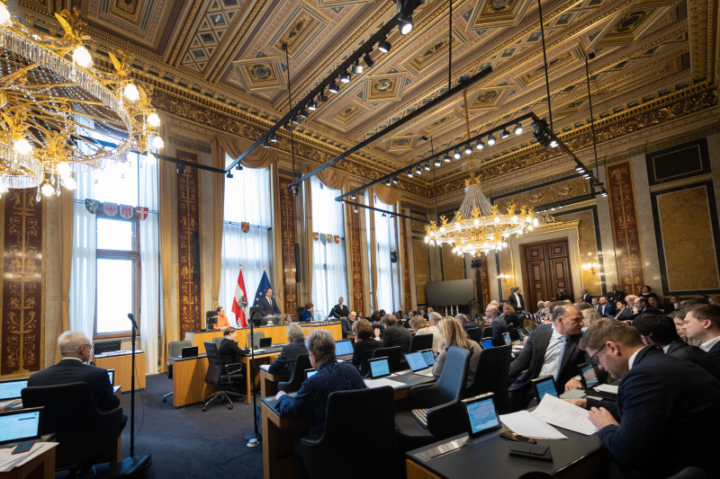 Antrittsrede von Bundesratspräsident Günter Kovacs (SPÖ) am Präsidium. Blick in den Sitzungssaal