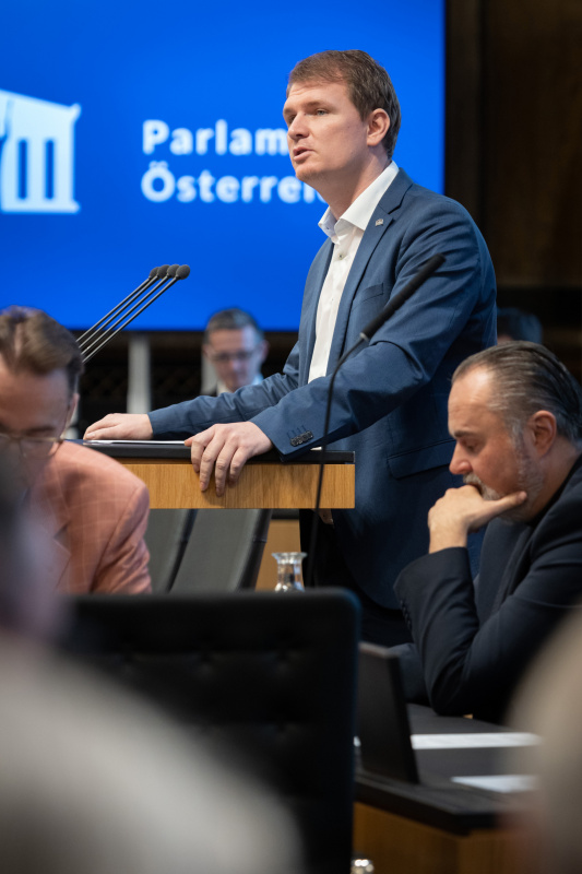 Bundesrat Bernhard Hirczy (ÖVP) am Redner:innenpult, Landeshauptmann Burgenland Hans-Peter Doskozil auf der Regierungsbank