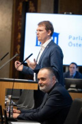 Bundesrat Bernhard Hirczy (ÖVP) am Redner:innenpult, Landeshauptmann Burgenland Hans-Peter Doskozil auf der Regierungsbank