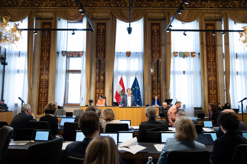 Bundesrat Bernhard Hirczy (ÖVP) am Redner:innenpult, Blick in den Sitzungssaal