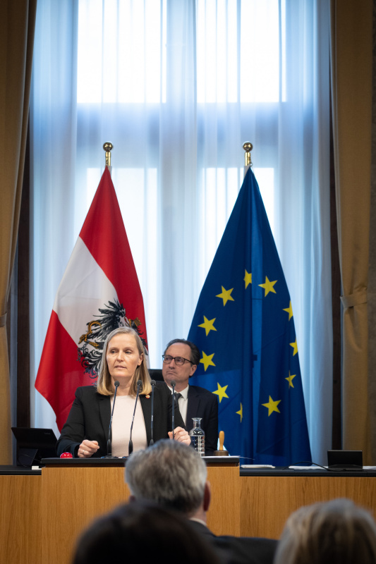 Bundesrätin Maria Huber (GRÜNE) am Redner:innenpult, am Präsidium Bundesratspräsident Günter Kovacs  (SPÖ)