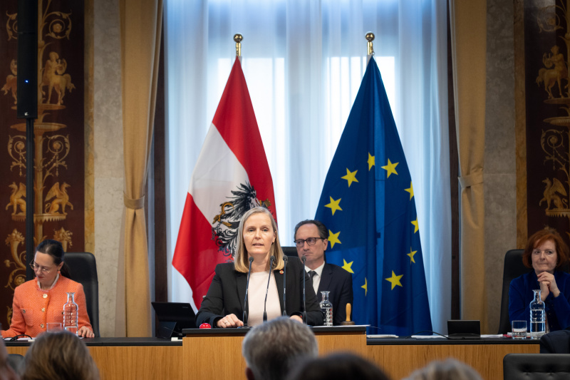 Bundesrätin Maria Huber (GRÜNE) am Redner:innenpult, am Präsidium Bundesratspräsident Günter Kovacs  (SPÖ)