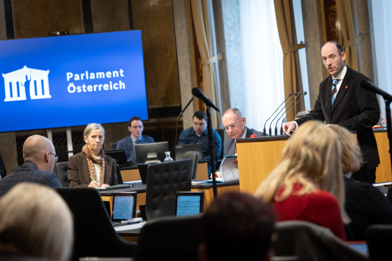 Bundesrat Karl-Arthur Arlamovsky (OF) am Redner:innenpult am Redner:innenpult, auf der Regierungsbank Innenminister Gerhard Karner (ÖVP)