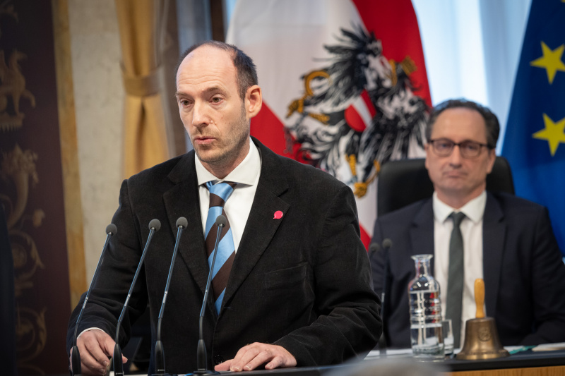 Bundesrat Karl-Arthur Arlamovsky (OF) am Redner:innenpult am Redner:innenpult, am Präsidium Bundesratspräsident Günter Kovacs  (SPÖ)