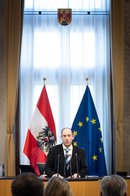 Bundesrat Karl-Arthur Arlamovsky (OF) am Redner:innenpult am Redner:innenpult