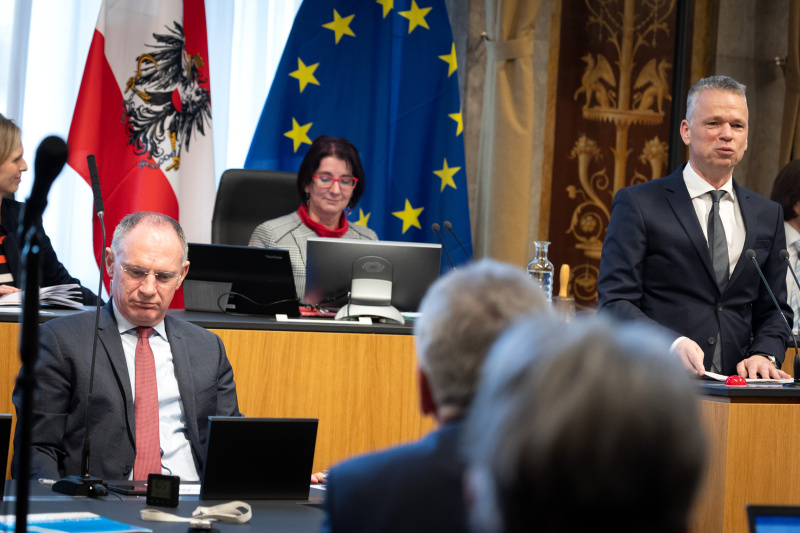 Vizepräsident des Bundesrates Harald Himmer (ÖVP) am Redner:innenpult, auf der Regierungsbank Innenminister Gerhard Karner (ÖVP)