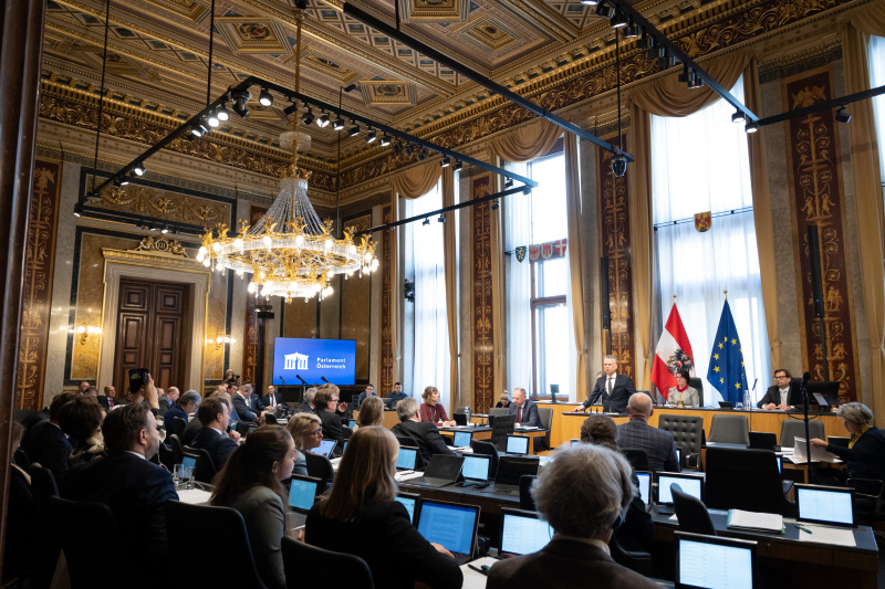 Vizepräsident des Bundesrates Harald Himmer (ÖVP) am Redner:innenpult, Blick in den Sitzungssaal
