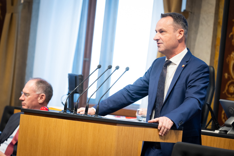 Bundesrat Dominik Reisinger (SPÖ) am auf der Regierungsbank Innenminister Gerhard Karner (ÖVP)Redner:innenpult