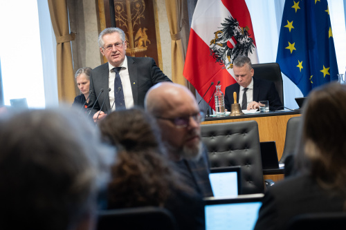 Am Präsidium Vizepräsident des Bundesrates Harald Himmer (ÖVP), am Redner:innenpult Bundesrat Martin Preineder (ÖVP)