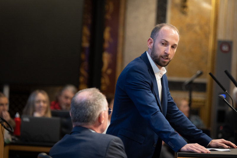 Bundesrat David Egger-Kranzinger (SPÖ) am Redner:innenpult, auf der Regierungsbank Innenminister Gerhard Karner (ÖVP)