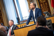 Bundesrat David Egger-Kranzinger (SPÖ) am Redner:innenpult, auf der Regierungsbank Innenminister Gerhard Karner (ÖVP)