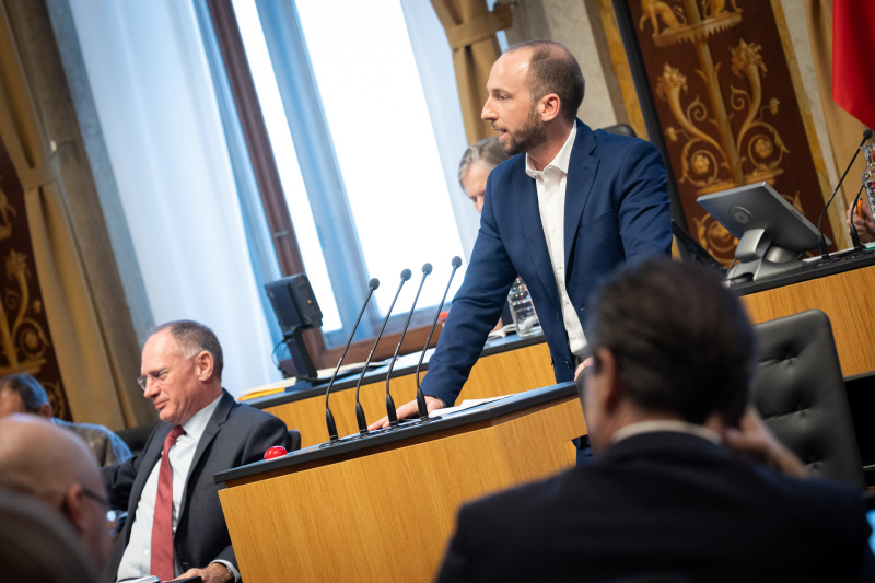 Bundesrat David Egger-Kranzinger (SPÖ) am Redner:innenpult, auf der Regierungsbank Innenminister Gerhard Karner (ÖVP)