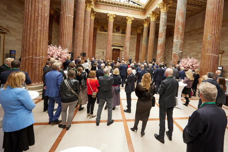 Begrüßung durch Nationalratspräsident Wolfgang Sobotka (ÖVP). Blick Richtung Veranstaltungsteilnehmer:innen
