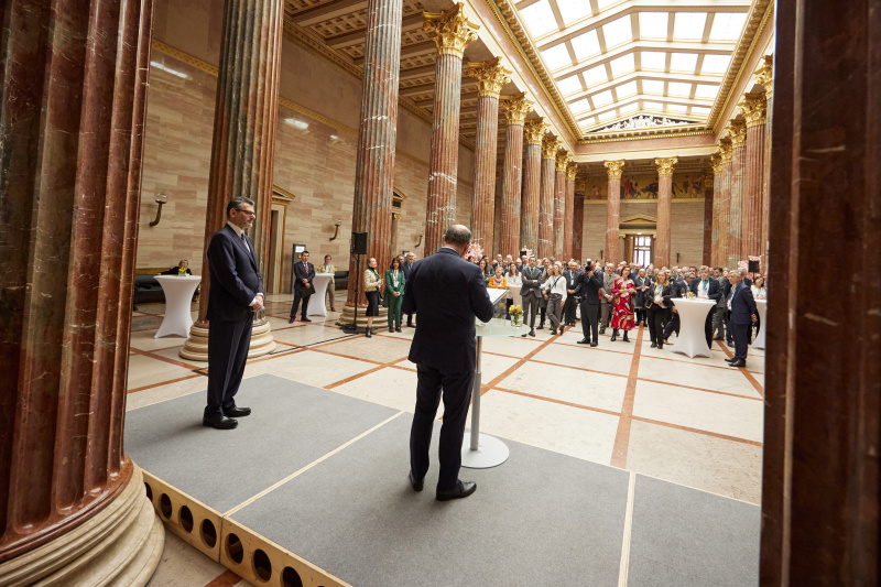 Begrüßung durch Nationalratspräsident Wolfgang Sobotka (ÖVP). Blick Richtung Veranstaltungsteilnehmer:innen
