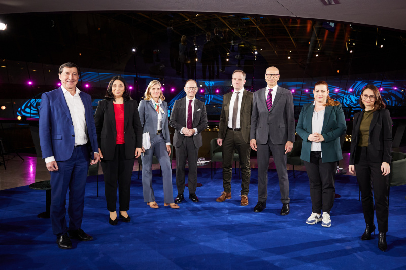 Von links: Nationalratsabgeordneter Johannes Margreiter (NEOS), Nationalratsabgeordnete Selma Yildirim (SPÖ), Bettina Knötzl Transparency International Austria, Gerald Groß, Volkert Sackmann Rechtsanwalt, Nationalratsabgeordneter Harald Stefan (FPÖ), Nationalratsabgeordnete Nina Tomaselli (Grüne), Nationalratsabgeordnete Corinna Scharzenberger (ÖVP)