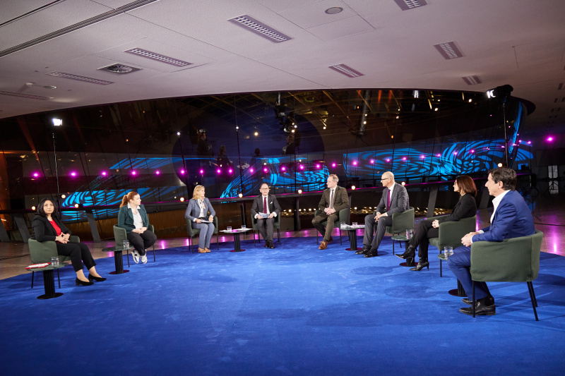 Von links: Nationalratsabgeordnete Selma Yildirim (SPÖ), Nationalratsabgeordnete Nina Tomaselli (Grüne), Bettina Knötzl Transparency International Austria, Gerald Groß, Volkert Sackmann Rechtsanwalt, Nationalratsabgeordneter Harald Stefan (FPÖ), Nationalratsabgeordnete Corinna Scharzenberger (ÖVP), Nationalratsabgeordneter Johannes Margreiter (NEOS)