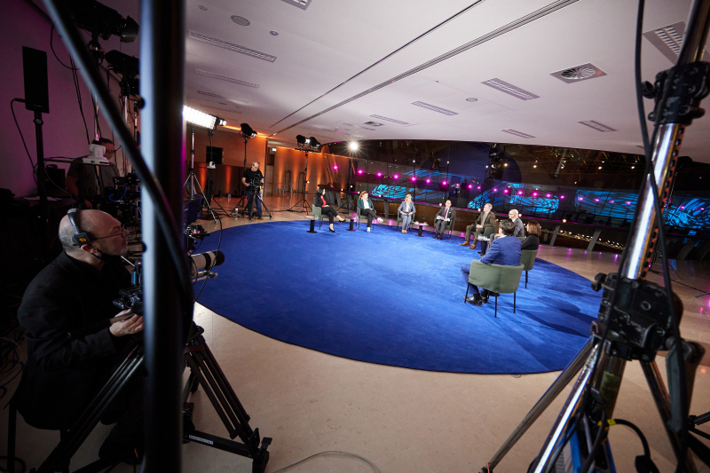 Von links: Nationalratsabgeordnete Selma Yildirim (SPÖ), Nationalratsabgeordnete Nina Tomaselli (Grüne), Bettina Knötzl Transparency International Austria, Gerald Groß, Volkert Sackmann Rechtsanwalt, Nationalratsabgeordneter Harald Stefan (FPÖ), Nationalratsabgeordnete Corinna Scharzenberger (ÖVP), Nationalratsabgeordneter Johannes Margreiter (NEOS)