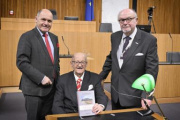 Von links: Nationalratspräsident Wolfgang Sobotka (ÖVP), Autor Manfried Welan, Verleger Johannes M. Martinek