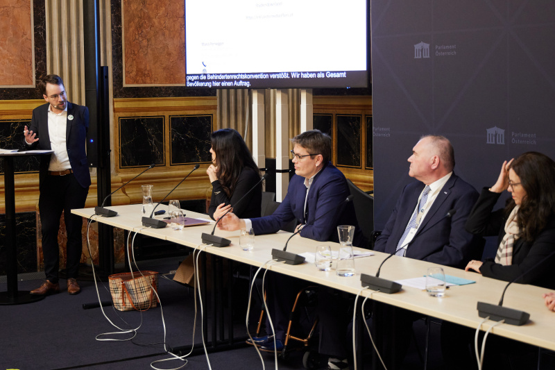 Podiumsdiskussion, von links: Andreas Onea ORF, Maria Pernegger MediaAffairs, Hans-Jürgen Gross Wiener Stadtwerke Konzernbeauftragter für Barrierefreiheit, Geschäftsführer Sodexo Michael Freitag, Petra Pieber Energie Steiermark, Elke Niederl Behindertenanwaltschaft, stv. Behindertenanwältin