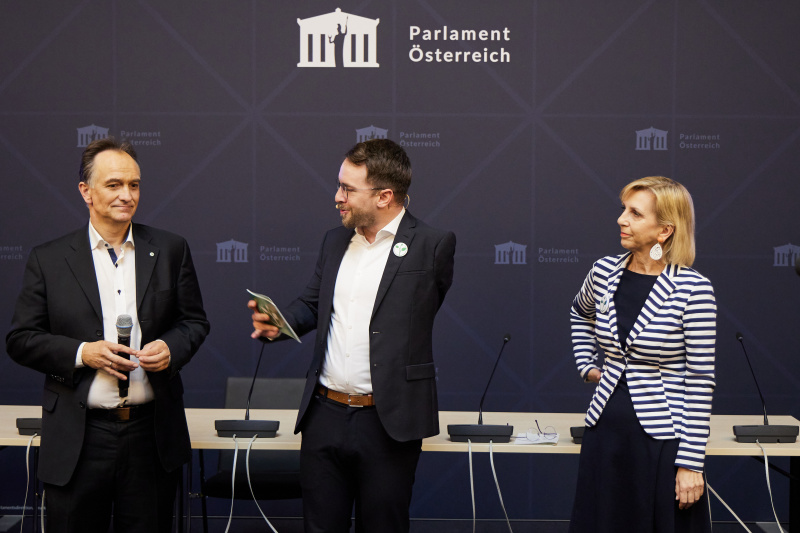 Präsentation Zero Project Award 2023, von links: Director Zero Project Austria Michael Pichler, Andreas Onea ORF, Counsultant Zero Project Unternehmensdialoge Karin Praniess-Kastner