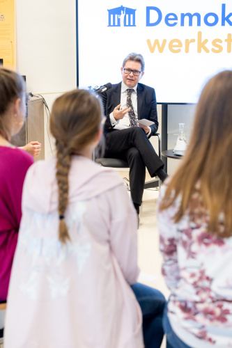 Bildungsminister Martin Polaschek (ÖVP) (Mitte) im Gespräch mit Schüler:innen