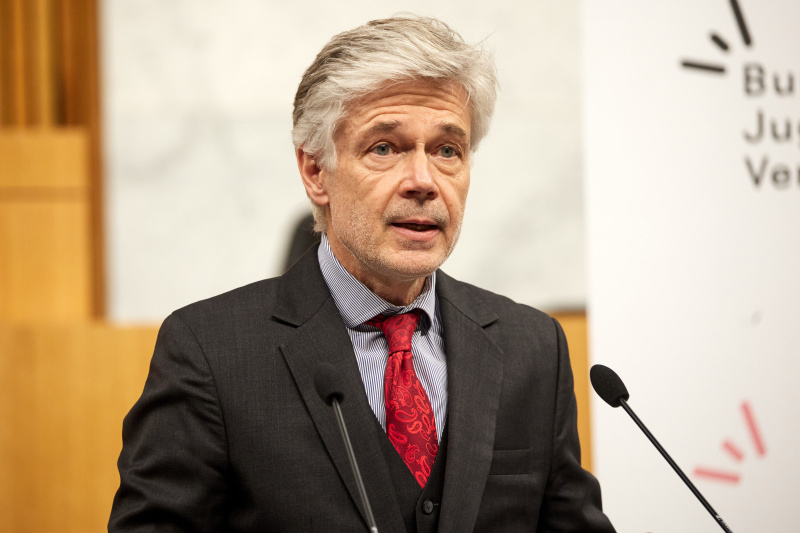 Begrüßung durch Parlamentsdirektor Harald Dossi