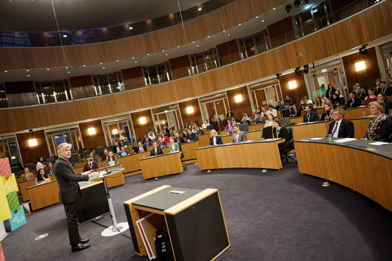 Begrüßung durch Parlamentsdirektor Harald Dossi