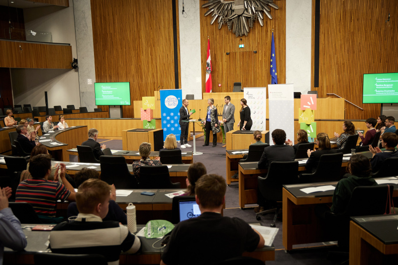 Einstiegsgespräch „Klimapolitik und Jugendbeteiligung“, von links: Markus Wadsak ORF, Bettina Bergauer Bundesministerium für Klimaschutz, Umwelt, Energie, Mobilität, Innovation und Technologie, Vorsitzende der Bundesjugendvertretung Sabrina Prochaska, Nationalratsabgeordneter Lukas Hammer (GRÜNE)