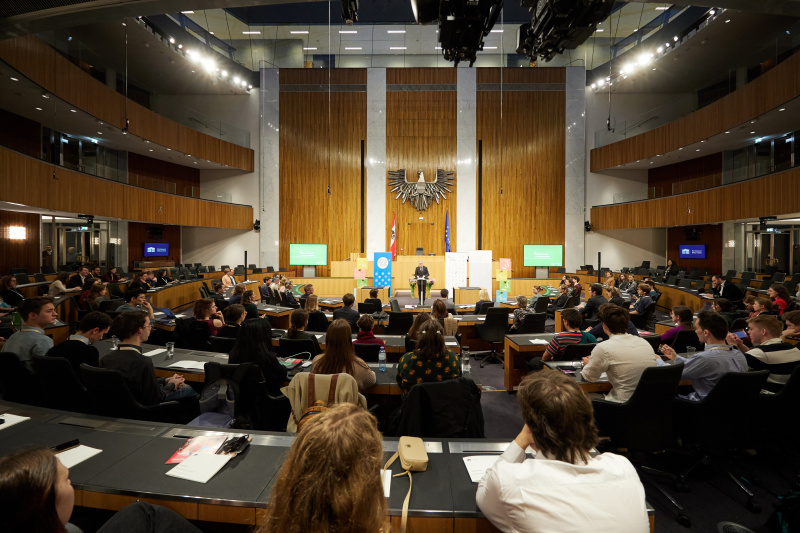Begrüßung durch Parlamentsdirektor Harald Dossi