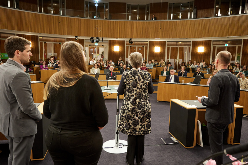 Einstiegsgespräch „Klimapolitik und Jugendbeteiligung“, von rechts: Markus Wadsak ORF, Katharina Kowalski Bundesministerium für Klimaschutz, Umwelt, Energie, Mobilität, Innovation und Technologie, Vorsitzende der Bundesjugendvertretung Sabrina Prochaska, Nationalratsabgeordneter Lukas Hammer (GRÜNE)