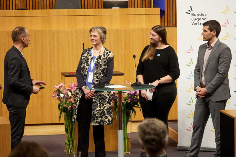 Einstiegsgespräch „Klimapolitik und Jugendbeteiligung“, von links: Markus Wadsak ORF, Bettina Bergauer Bundesministerium für Klimaschutz, Umwelt, Energie, Mobilität, Innovation und Technologie, Vorsitzende der Bundesjugendvertretung Sabrina Prochaska, Nationalratsabgeordneter Lukas Hammer (GRÜNE)