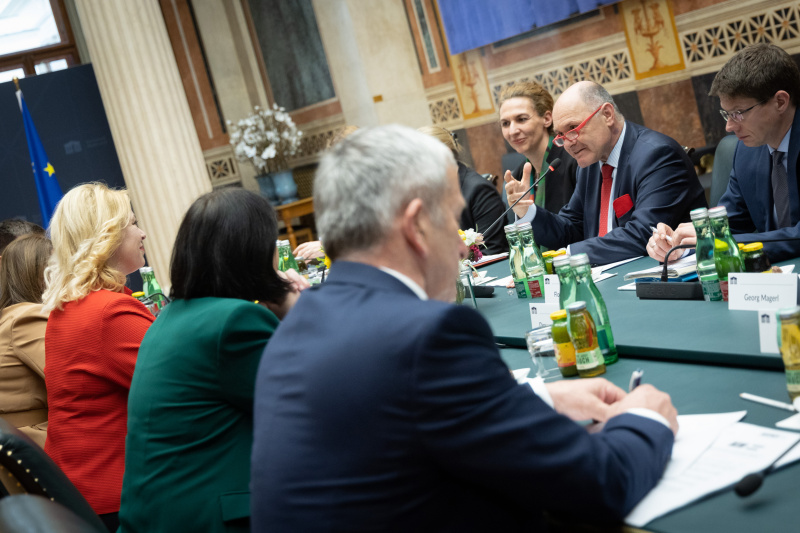 Nationalratspräsident Wolfgang Sobotka (ÖVP) und Parlamentspräsidentin von Montenegro Danijela Đurović  bei der Aussprache