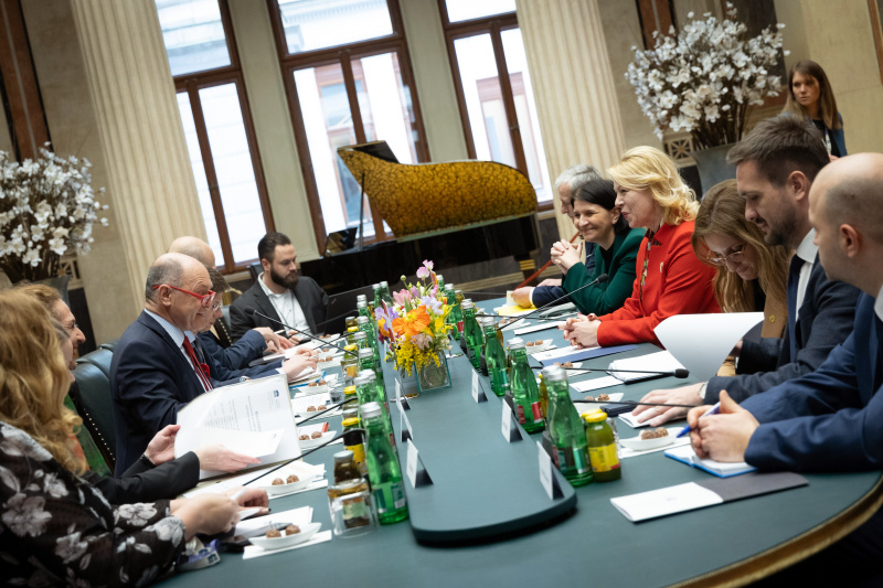 Nationalratspräsident Wolfgang Sobotka (ÖVP) und Parlamentspräsidentin von Montenegro Danijela Đurović  bei der Aussprache