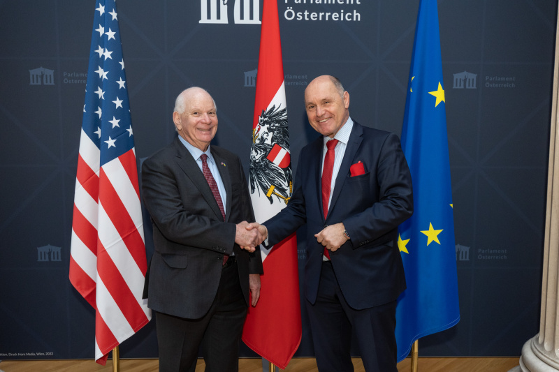 Fahnenfoto. Von Links: US Senator Ben Cardin, Nationalratspräsident Wolfgang Sobotka (ÖVP)