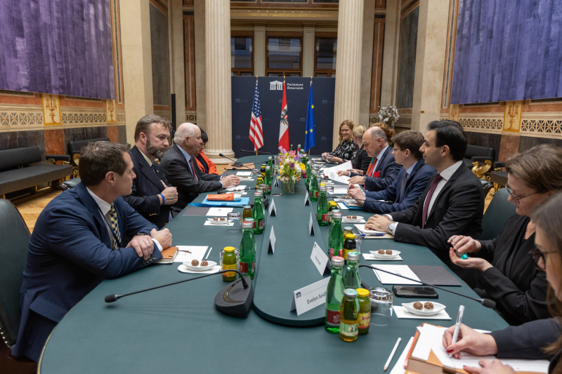 Aussprache. Linke Tischhälfte: Amerikanische Delegation unter der Leitung von Senator Ben Cardin (3. von links). Rechte Tischhälfte: Österreichische Delegation unter der Leitung von Nationalratspräsident Wolfgang Sobotka (ÖV) (4. von rechts)