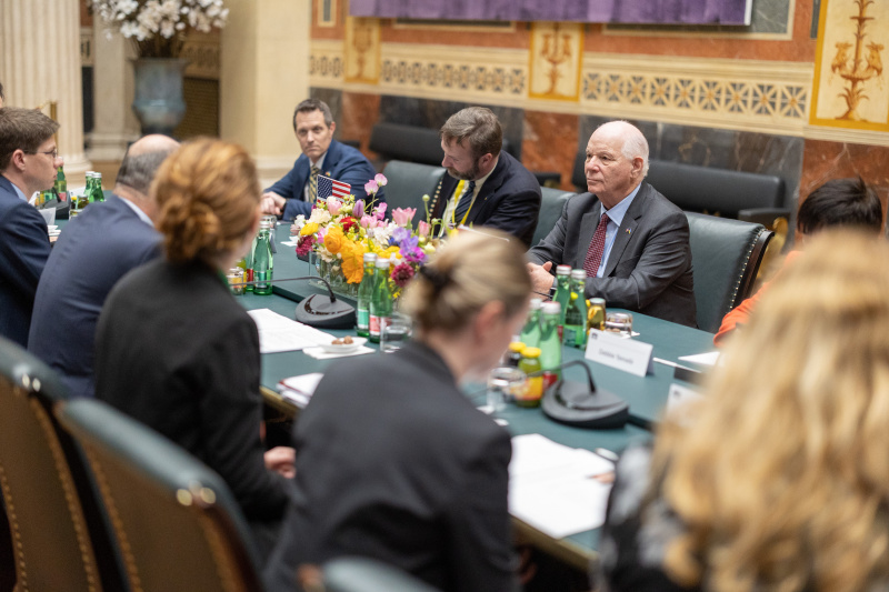 Aussprache. Amerikanische Delegation unter der Leitung von Senator Ben Cardin (links)