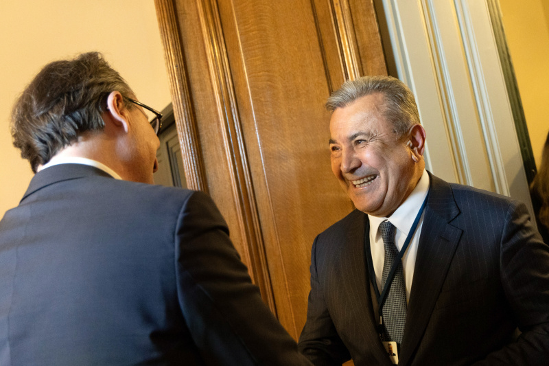 von links: Bundesratspräsident Günter Kovacs (SPÖ) begrüßt den Vizepräsidenten des usbekischen Senats Sodik Safoev