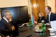 Aussprache. Von rechts: Bundesratspräsident Günter Kovacs (SPÖ) und Vizepräsidenten des usbekischen Senats Sodik Safoev