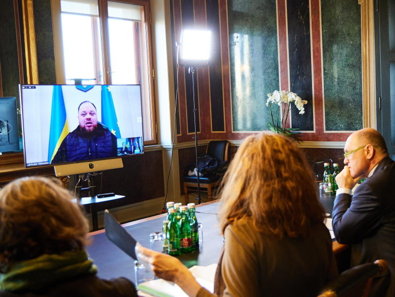 Von rechts: Parlamentsdirektor Harald Dossi, Nationalratspräsident Wolfgang Sobotka (ÖVP), am Monitor Ukrainischer Parlamentspräsident Ruslan Stefantschuk