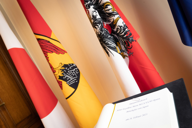 Fahnen von Japan, Burgenland und Österreich