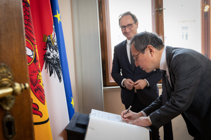 Gästebucheintrag. Von links: Bundesratspräsident Günter Kovacs (SPÖ),japanischer Botschafters Ryuta Mizuuchi