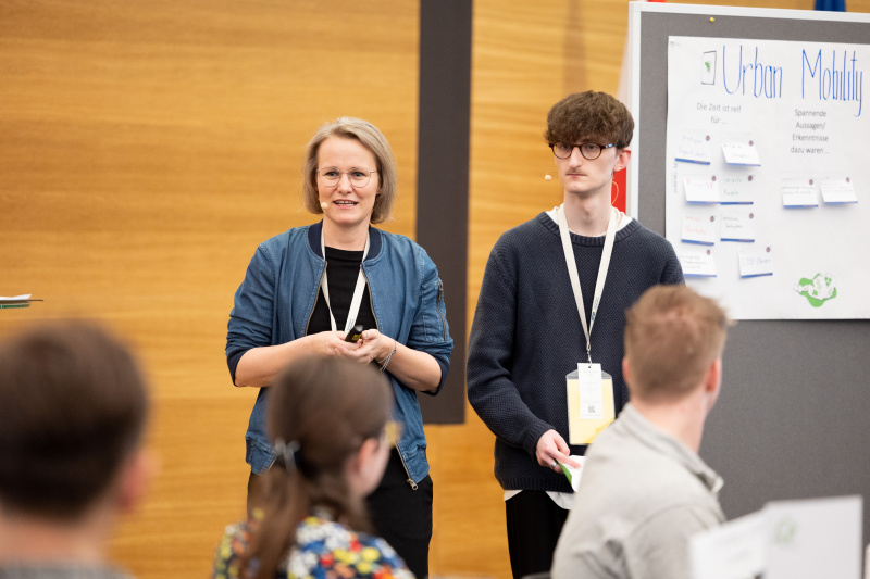 Von links: Moderatorin Christina Engel-Unterberger und Moderator Dominik Drljo