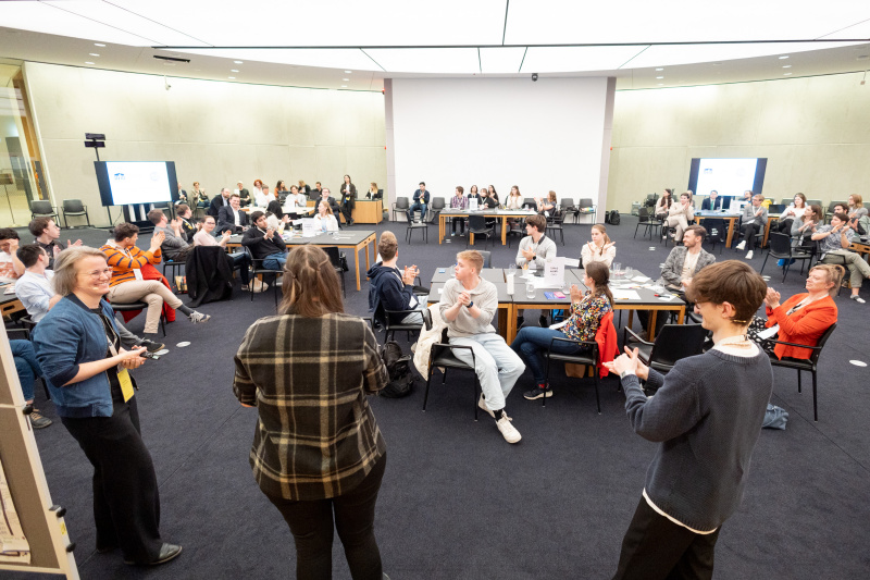 Blick Richtung Veranstaltungsteilnehmer:innen. Von links: Moderatorin Christina Engel-Unterberger, Vorsitzende der Bundesjugendvertretung Sabrina Prochaska, Moderator Dominik Drljo