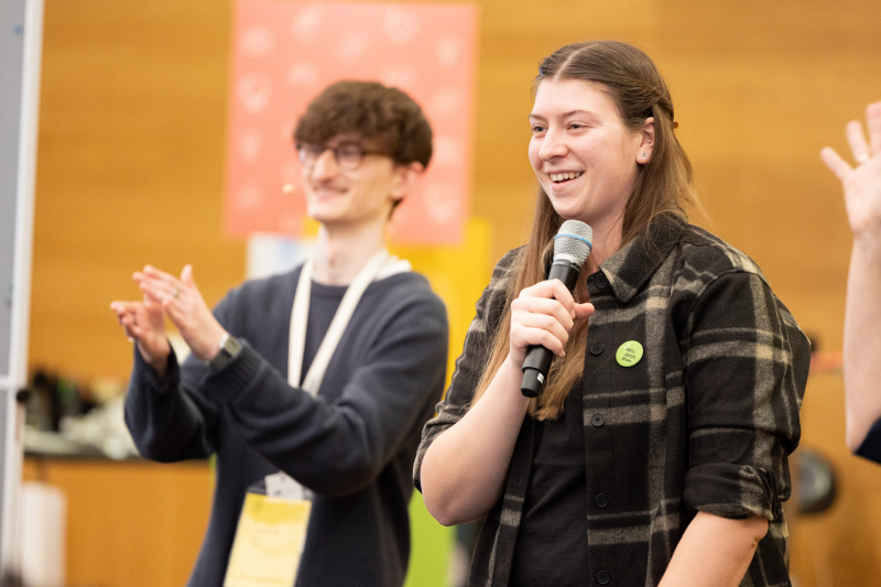 Von links: Moderator Dominik Drljo, Vorsitzende der Bundesjugendvertretung Sabrina Prochaska