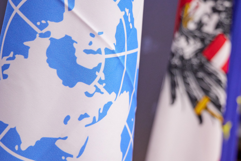 UN Fahne und Fahne von Österreich